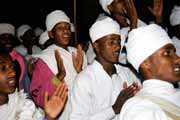 Zp�vaj�c� mni�i b�hem Timkatu. Lalibela. Etiopie.