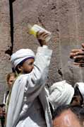 Mnich b�hem proces� slavnosti Timkat. Lalibela. Etiopie.