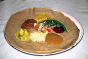 Injera - tradi�n� etiopsk� j�dlo. Jedn� se o nakyslou placku, kter� je dopln�na ruzn�mi masov�mi �i zeleninov�mi om��kami. Sever, Etiopie.