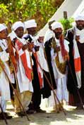 Mni�i b�hem Timkatu. �ekaj� na proces�. Lalibela. Sever, Etiopie.