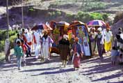 Cesta na m�sto, kde se formovalo hlavn� Timkatsk� proces�. Lalibela. Sever, Etiopie.