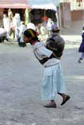 Nesen� vody od ve�ejn� pumpy do dome�ku. Lalibela. Sever, Etiopie.