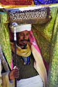 Vysok� kn�z p�edstavuj�c� Archu �mluvy v proces� b�hem Timkatu. Lalibela. Sever, Etiopie.