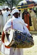 Bubnuj�c� kn�z v proces� b�hem Timkatu. Lalibela. Sever, Etiopie.
