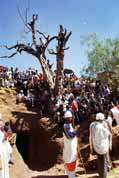 Lid� �ekaj�c� na p��chod proces�. Lalibela. Sever, Etiopie.