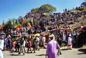 Lid� �ekaj�c� na p��chod proces�. Lalibela. Sever, Etiopie.