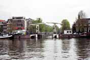 Vodn� kan�l se zvedac�m mostem. Amsterdam. Nizozemsko.