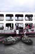 Vykl�d�n� zbo�� v p��stavu v Dh�ce. Banglad�.