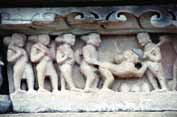 Erotick� v�zdoba chr�m� v Khajuraho. Indie.