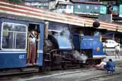 Parn� lokomotiva na n�dra�� v Darjeelingu. Indie.