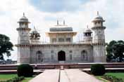 Takzvan� mal� Taj Mahal v Ag�e. Indie.