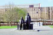 Karel Marx a Bed�ich Engels. Berl�n. N�mecko.
