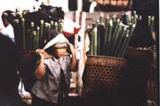�ena z horsk�ho kmene Akha na tr�i�ti v Muang Sing. Laos.