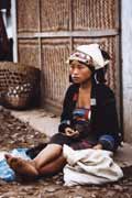 �ena z horsk�ho kmene Akha na tr�i�ti v Muang Sing. Laos.