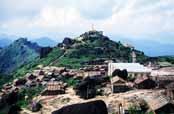 Pohled na lok�ln� vesnice od svat� stupy v Kyaiktiyo. Myanmar (Barma).