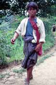 Mu� se vrac� z trhu. Oblast jezera Inle. Myanmar (Barma).