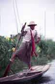 Tradi�n� p�dlov�n� nohou. Mu� z kmene Intha na lodi stoj� a pom�h� si nohou. Jezero Inle. Myanmar (Barma).
