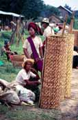 �ek�n� na okraji trhu. Oblast jezera Inle. Myanmar (Barma).