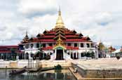 Chr�m Phaung Daw U Paya. Oblast jezera Inle. Myanmar (Barma).