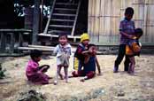 D�ti na venkov�. Oblast okolo vesnice Kalaw. Myanmar (Barma).