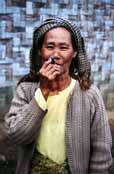 M�stn� �ena (p��slu�nice horsk�ho kmene) kou�� barmskou cigaretu naz�vanou cheroot. Oblast okolo vesnice Kalaw.  Myanmar (Barma).