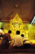Mahamuni Paya (Great Sage Pagoda) v Mandalay. Jedno z nejposv�tn�j��ch m�st v Myanmaru. Myanmar (Barma).