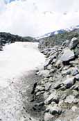 Sn�h po cest� na vrchol Mt Damavand. �r�n.