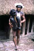 Domorodec z kmene Dani nese uk�zat 300 let starou mumii. Vesnice Jiwika. Papua, Indon�sie.