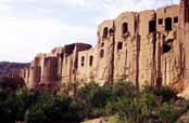 Pou�tn� vesnice Kharanagh. Okol� m�sta Yazd. �r�n.