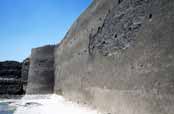 Hradby v pou�tn�m m�st� Kashan. �r�n.