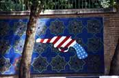Politick� propaganda na zdech b�val� ambas�dy USA. Teher�n. �r�n.