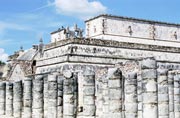 Chichen Itza, n�m�st� tis�ce sloup� a chr�m v�le�n�k�, postaveno 900-1200 na�eho letopo�tu. Mexiko.