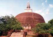 Zbytky star�ho m�sta Polonnaruwa z doby vl�dy Indick� dynastie Chola z 11.-12. stolet�. Sr� Lanka.