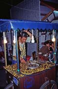 No�n� trh ve �tvrti Sultanahmet p�i p��le�itosti Rammad�nu, Istanbul. Turecko.