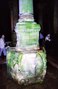 Hlava Med�sy, Basilica Cistern, cisterna postavena v roce 532 c�sa�em Justini�nem. Stavba je 70m �irok� a 140m dlouh�. St�echu podp�r� 336 sloup�. Istanbul. Turecko.