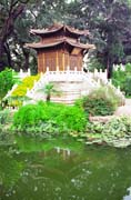 Zahrady v are�lu Golden temple u Kunmingu. ��na.