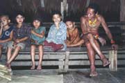 Mentawajsk� rodina. Ostrov Siberut. Sumatra, Indon�sie.
