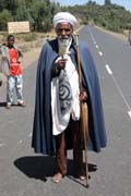 Kn�z etiopsk� ortodoxn� c�rkve, ji�n� od Addis Abbeby. Jih, Etiopie.