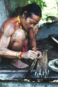 V�roba otr�ven�ch ��p�. Ostrov Siberut. Sumatra, Indon�sie.