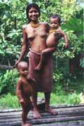 Mlad� mentawajsk� �ena s d�tmi. Ostrov Siberut. Sumatra, Indon�sie.