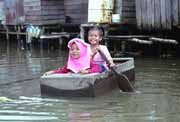 �ivot na ���n�ch kan�lech v Banjarmasinu. Kalimantan, Indon�sie.