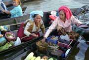 Plovouc� trh v Banjarmasinu. Kalimantan, Indon�sie.