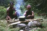 Pr�vodci va�� ob�d b�hem treku. Papua, Indon�sie.