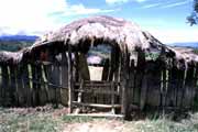 Vstup do vesnice. Papua, Indon�sie.