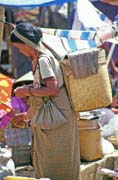 Velk� t�denn� trh ve m�st� Rantepao, oblast Tana Roraja. Sulawesi, Indon�sie.