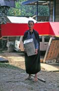 Na poh�ebn� slavnosti. Poz�stal� jsou v�dy v �ern�m. Oblast Tana Toraja. Sulawesi, Indon�sie.
