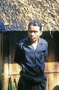 Na poh�ebn� slavnosti. Poz�stal� jsou v�dy v �ern�m. Oblast Tana Toraja. Sulawesi, Indon�sie.