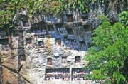 Tradi�n� hroby ve vesnici Lemo. Na galeri�ch p�ed hroby stoj� figurky tau tau. Oblast Tana Toraja Sulawesi, Indon�sie.