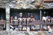 Figurky tau tau stojici p�ed hroby v Lemo. Oblast Tana Toraja. Sulawesi,  Indon�sie.