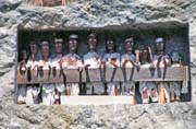 Figurky tau tau stojici p�ed hroby v Lemo. Oblast Tana Toraja. Sulawesi, Indon�sie.